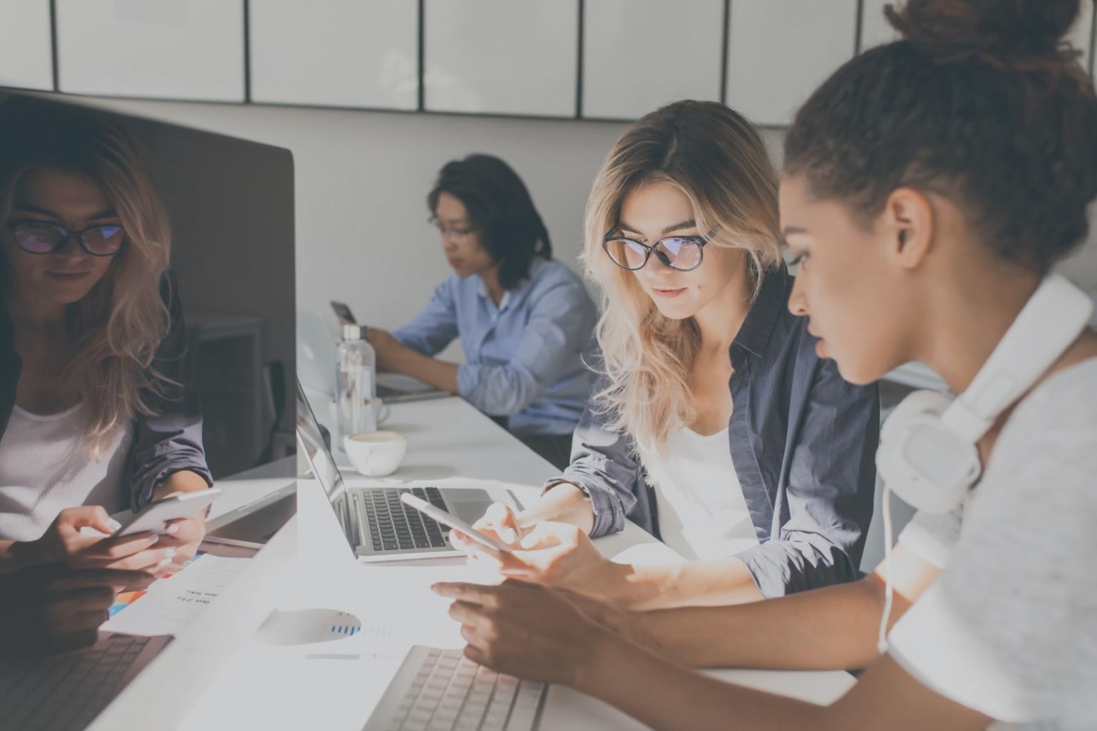 Interaktiver Workshop mit Teilnehmern beim gemeinsamen Arbeiten an Finanzplänen
